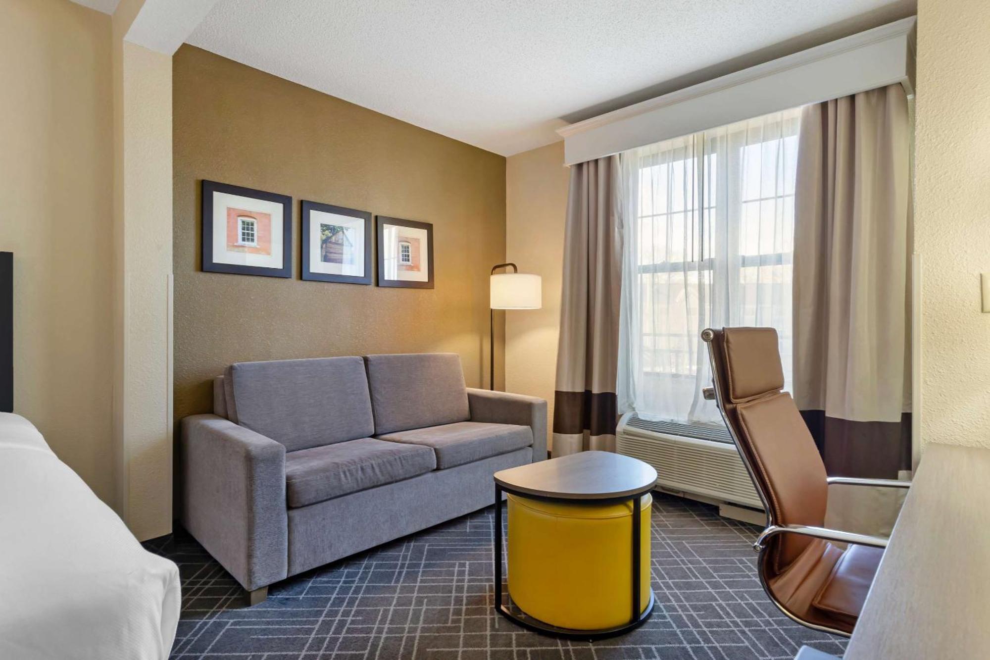 Comfort Hanes Mall Hotel 3*