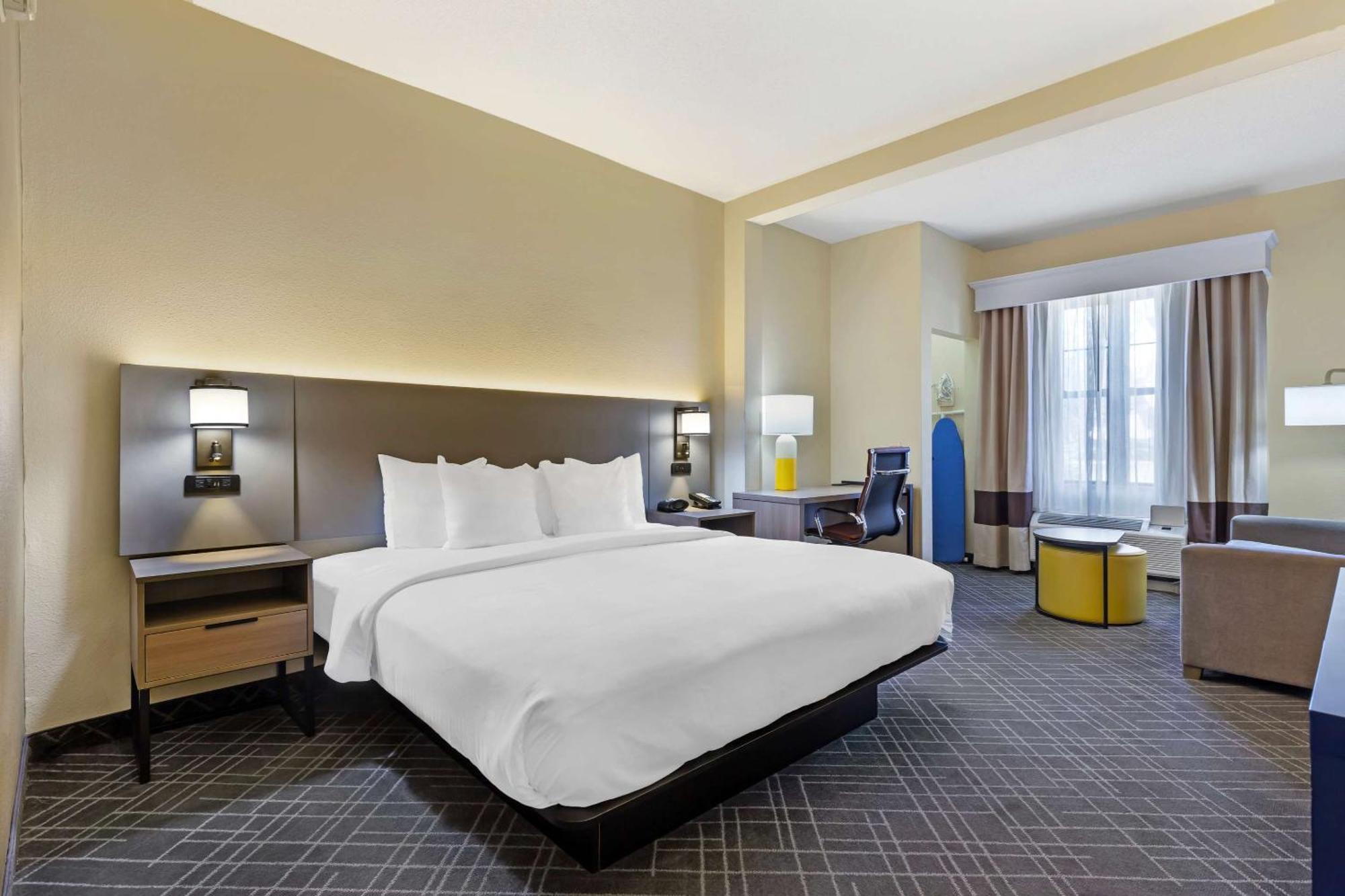 Comfort Hanes Mall Hotel 3*